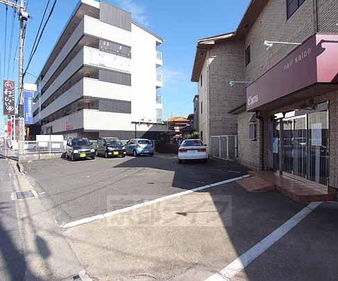 【城陽市富野のマンションの駐車場】