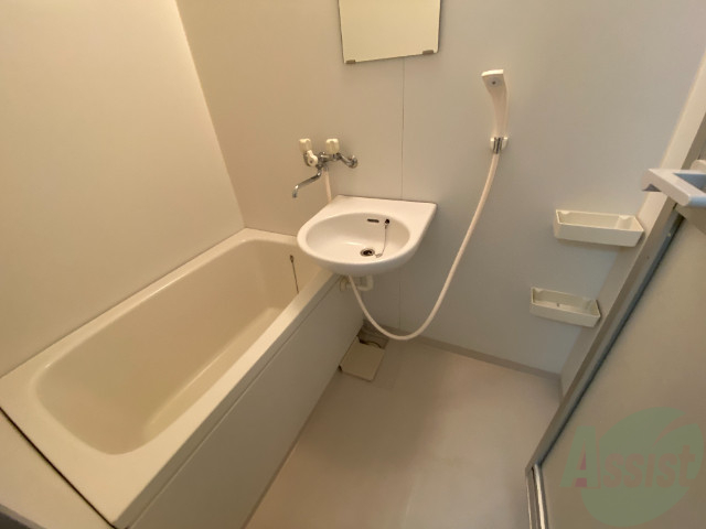 バス・シャワールーム　バスルームは狭すぎず、シャワーも浴びやすそうです。