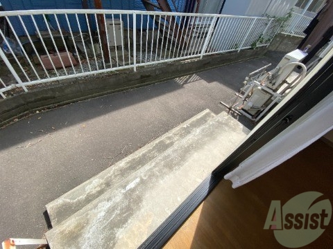 バルコニー　バルコニー。洗濯物がはかどりそうな広さがありますよ。