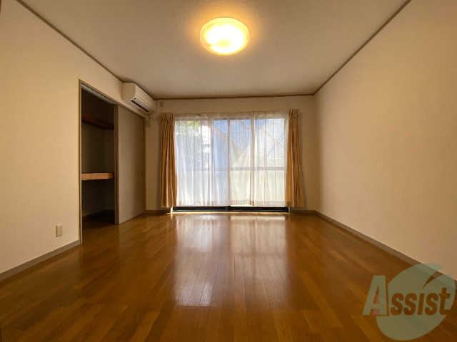 居室・リビング　７．５帖の洋室です。広々として、きれいですね。