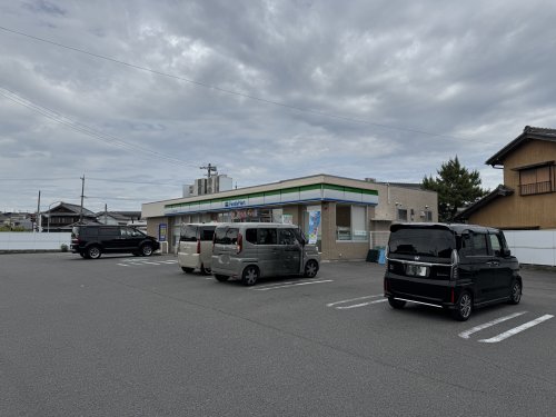 コンビニ　ファミリーマート　四日市小杉町店（コンビニ）まで633m