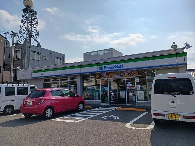 コンビニ　ファミリーマート南梅本店様（コンビニ）まで450m
