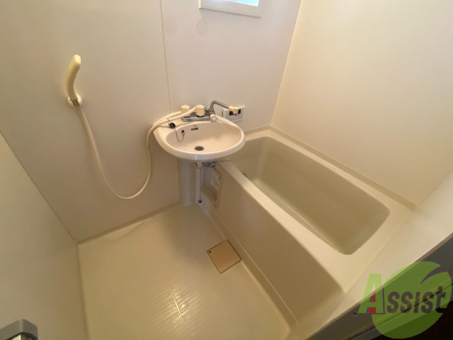 バス・シャワールーム　こちらはお風呂。一日の疲れをここで癒してください。