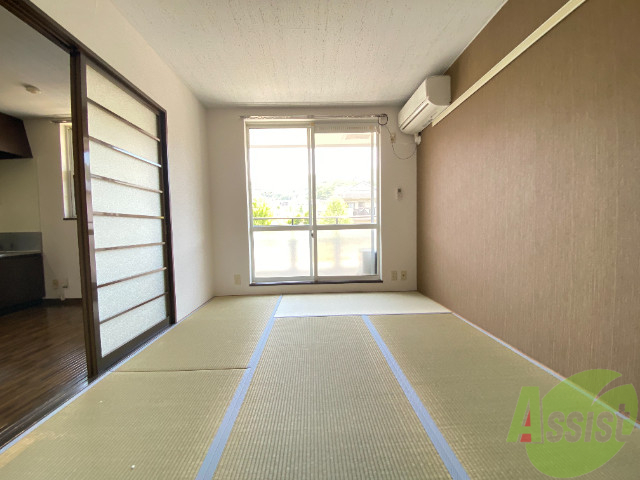 居室・リビング　６帖の和室のお部屋です。新しい畳の匂いがいいですね。