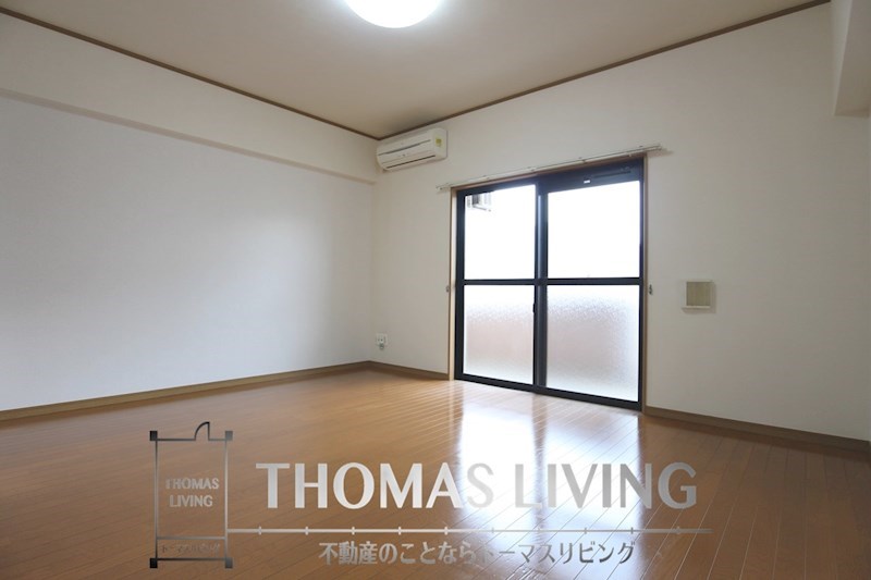 居室・リビング　洋室は10.4畳と広めです。