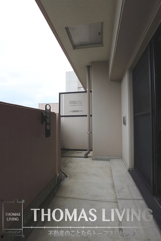 バルコニー　ベランダは大通りと反対側です。