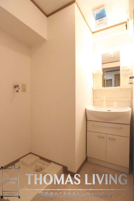 洗面設備　シャワー付きの独立洗面台です。