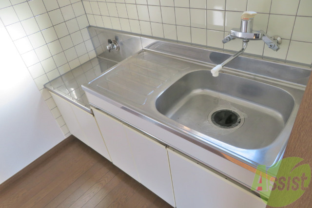 キッチン　キッチンは都市ガス用のコンロが置けます。