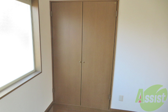 収納　クローゼットはコチラです。中が気になりますね。