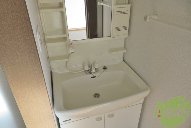 洗面設備　洗面所はシャンプードレッサータイプです。