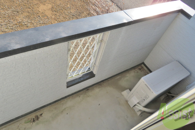 バルコニー　バルコニーは洗濯物を干すのに十分な広さがありますね。