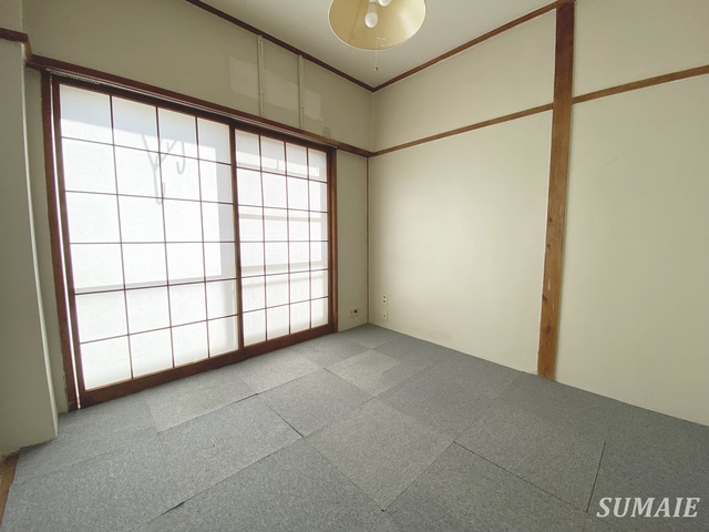 居室・リビング　じゅうたん敷きで家具を置いても床に優しい☆