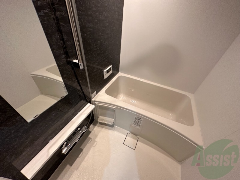 バス・シャワールーム　こちらのお風呂で一日の疲れを癒してください。