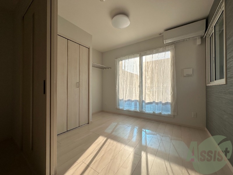 居室・リビング　４．６帖の洋室です、窓が大きく光が差し込みます。