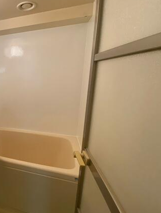 バス・シャワールーム　リフォーム前・他号室参考写真