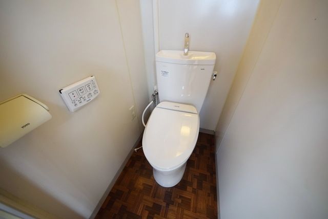 トイレ　温水洗浄便座付き