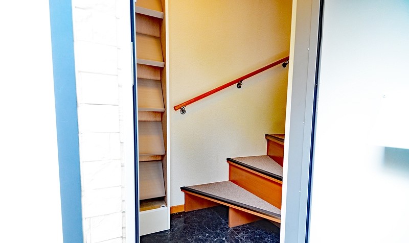 玄関　備品や設備仕様は号室等により異なります現地をご確認下さい。