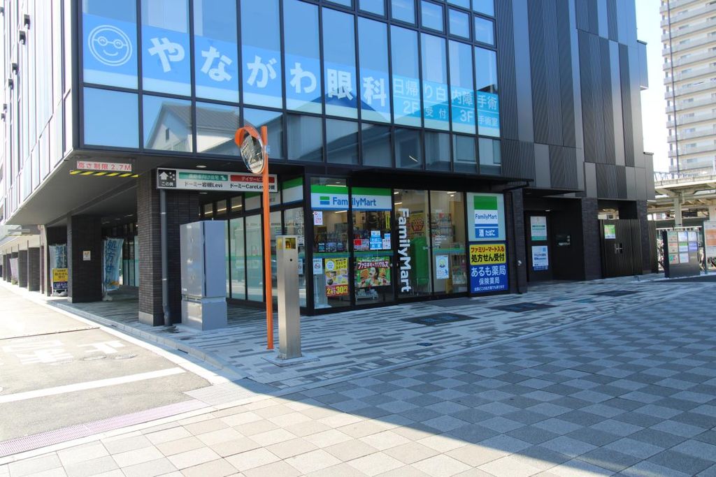 コンビニ　ファミリーマート岩槻駅東口（コンビニ）まで880m