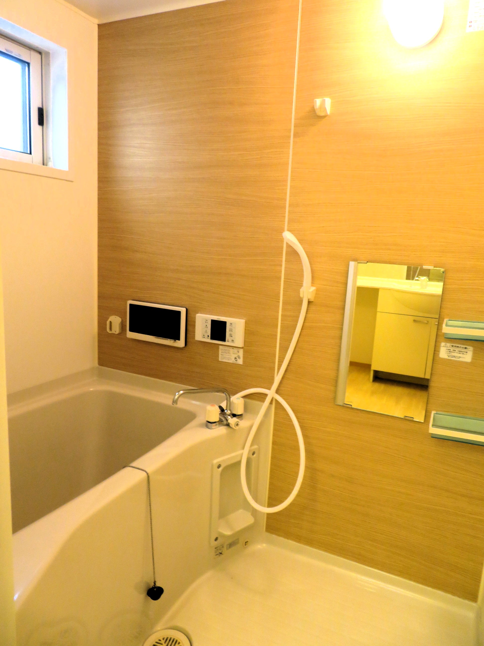 バス・シャワールーム　追い焚き・浴室テレビ付きです。経済的ですね！