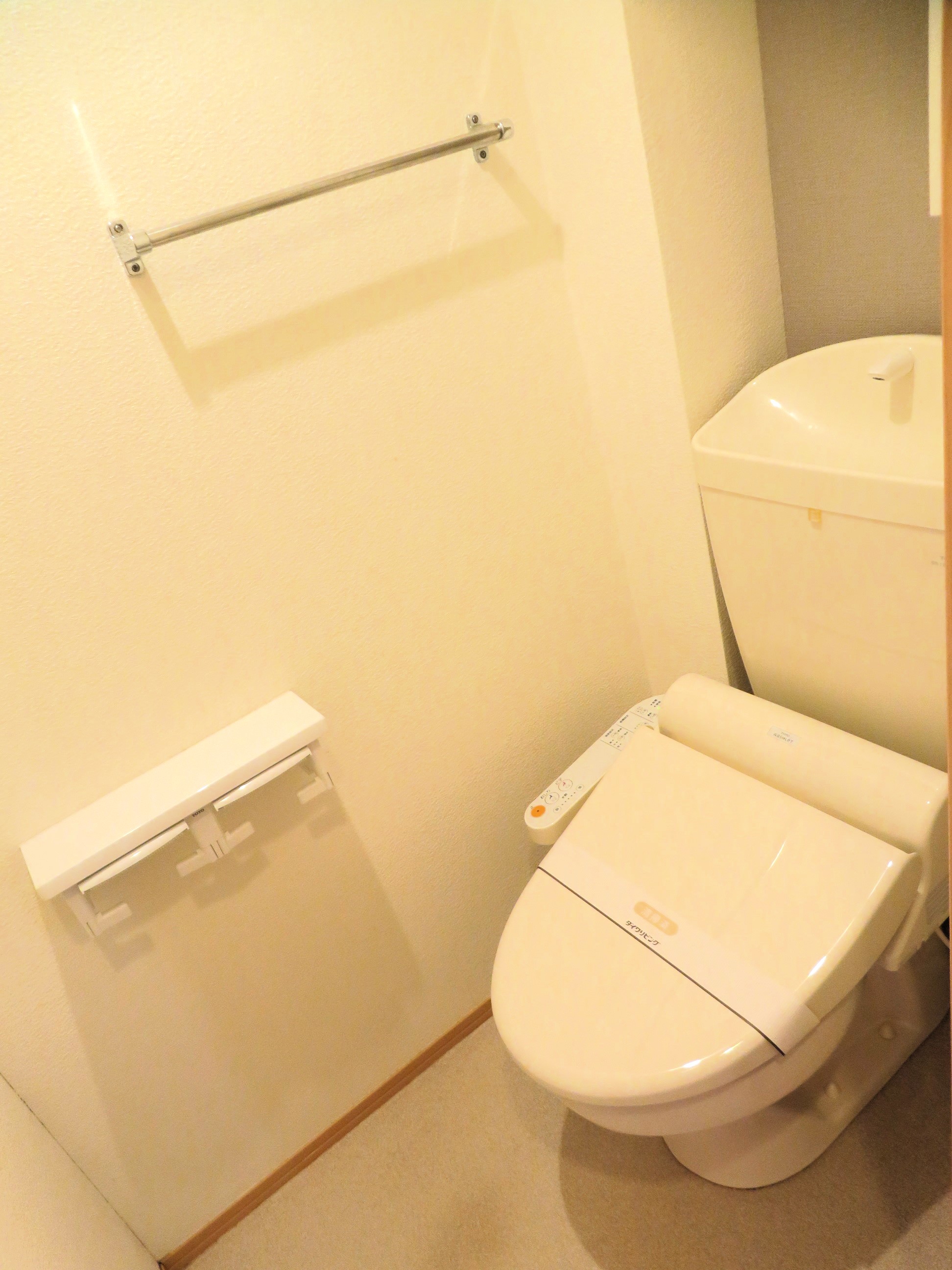 トイレ　ウォシュレットトイレ付き。収納棚も御座います。