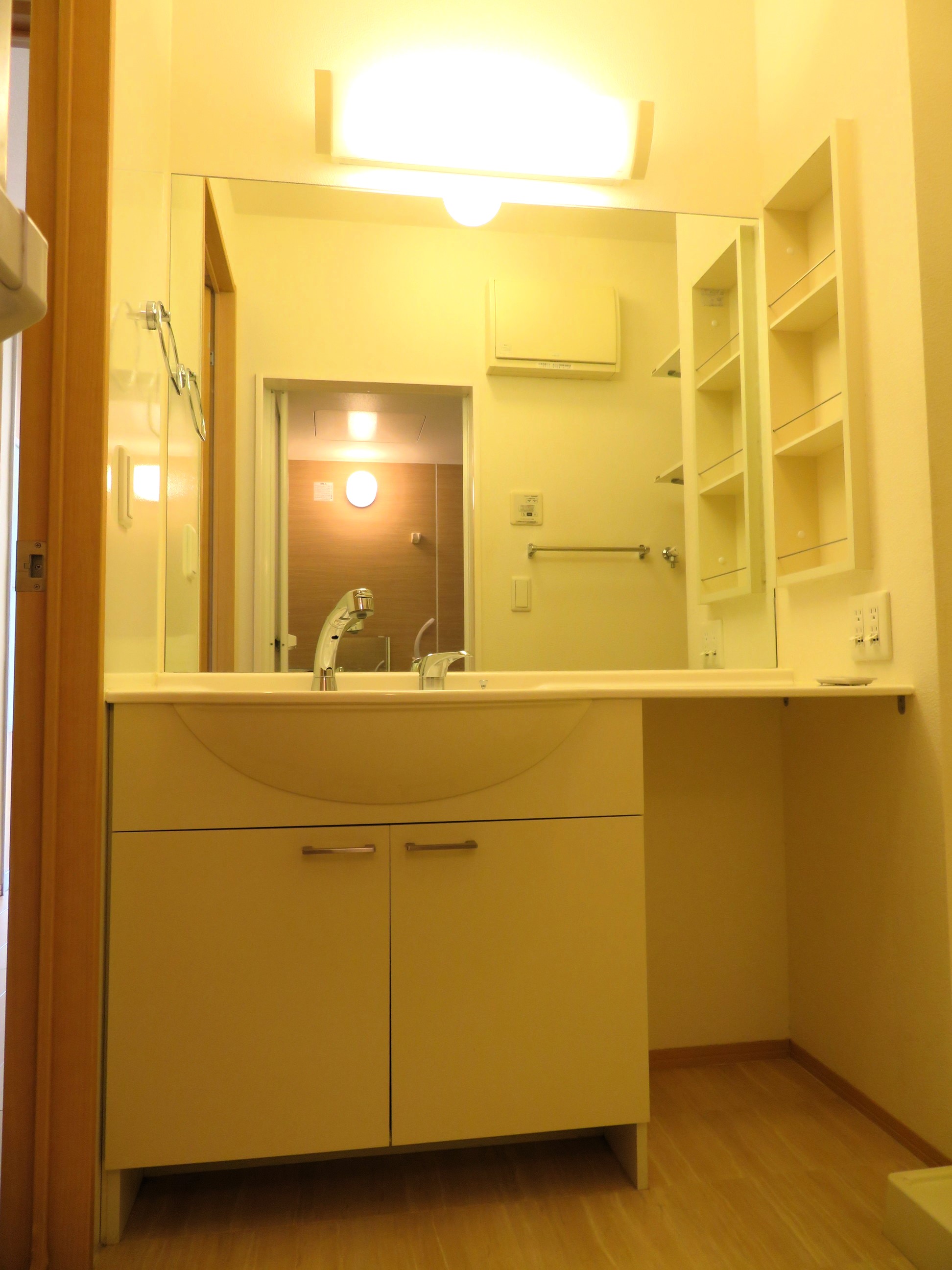 洗面設備　大型洗面台は人気の高い設備です。