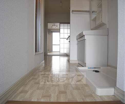 玄関　キッチン周りが広々しているのが特徴です