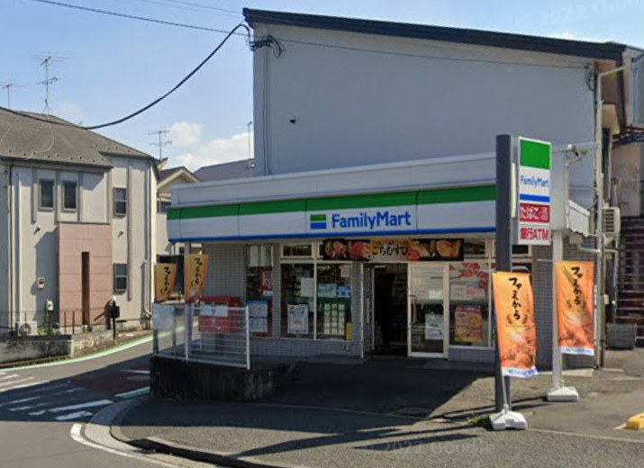 コンビニ　ファミリーマート（コンビニ）まで698m
