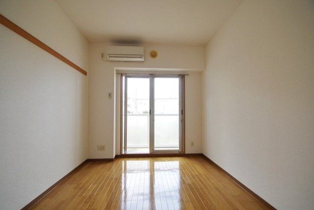 居室・リビング　☆天井高め♪6.7帖の居室です☆