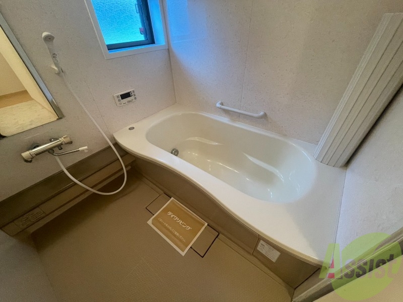 バス・シャワールーム　浴槽も広く、棚もありストレス無く使用出来そうですね。