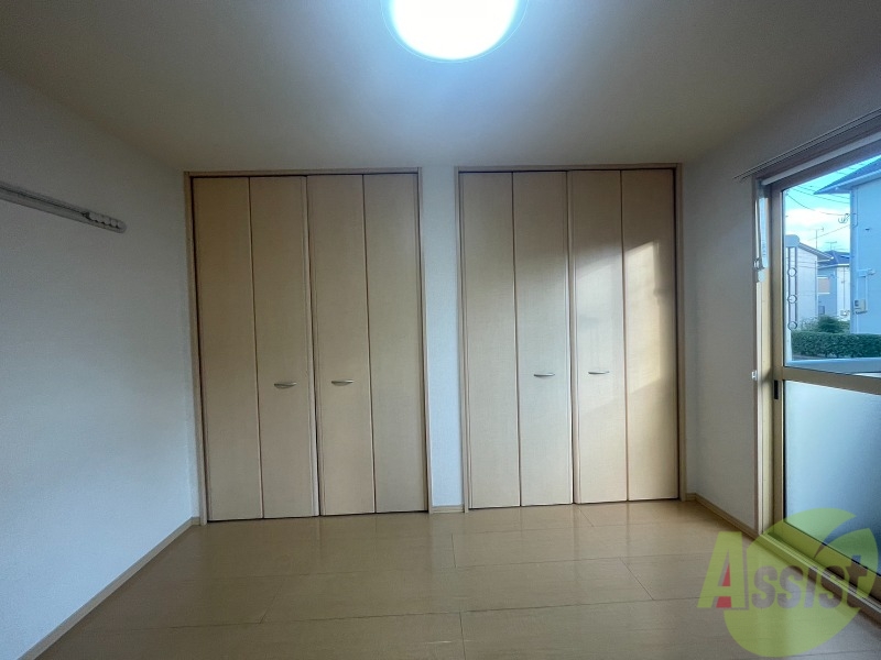 収納　洋室にある収納スペースは十分な広さがあると思います。