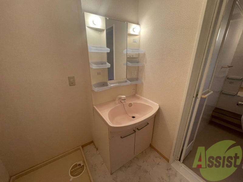 洗面設備　洗面化粧台も独立しており、洗面台の棚も利便性がありますね。