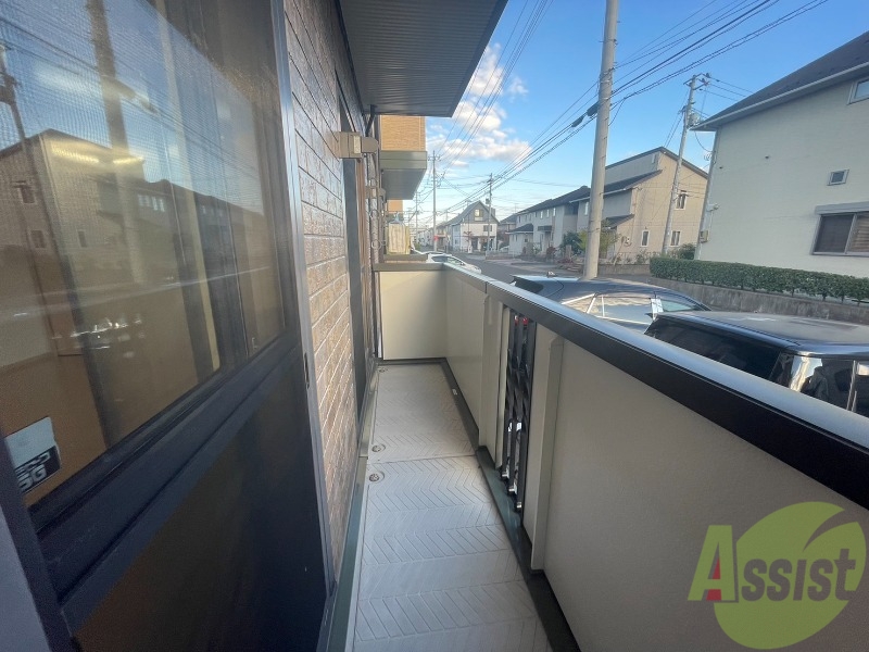 バルコニー　このバルコニースペースは洗濯物も問題なく干せそうですね。