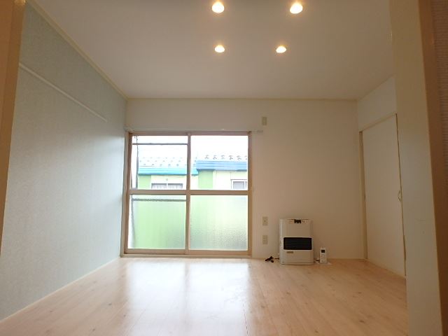 居室・リビング　オシャレなグリーンのアクセントクロス、ダウンライト使用です