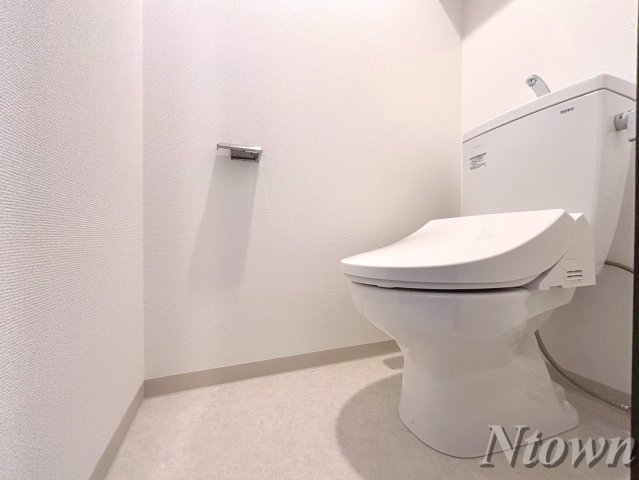 トイレ　落ち着いた色調のトイレです