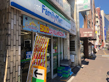 コンビニ　ファミリーマート 四谷三丁目駅前店（コンビニ）まで125m