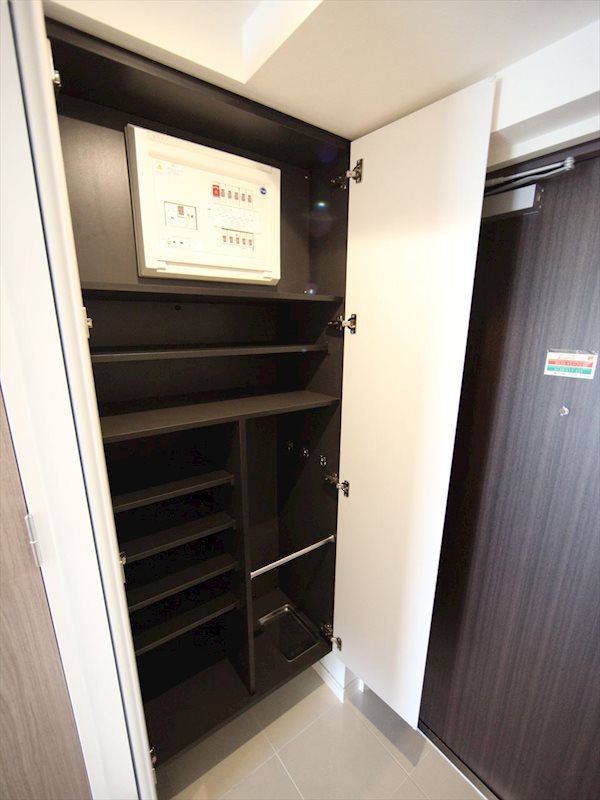 玄関　玄関　シューズボックス付（収納充実してます）