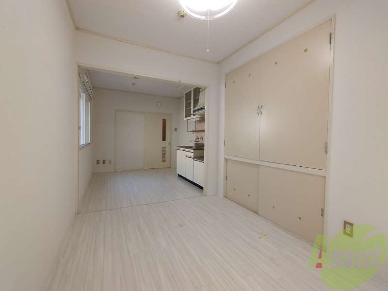 居室・リビング　５．４帖の洋室が広がっています。シックで落ち着きのあるお部屋