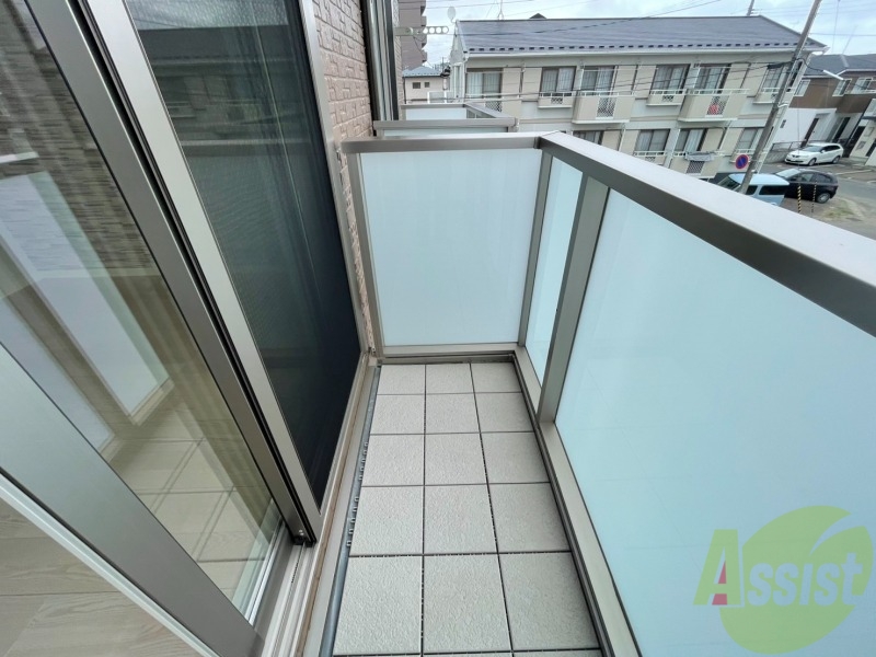 バルコニー　バルコニーが付いているので晴れた日は洗濯物が干せますね