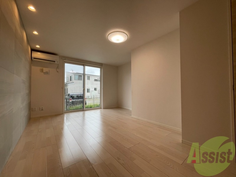 居室・リビング　陽当たりが良く、広々として過ごしやすそうです。