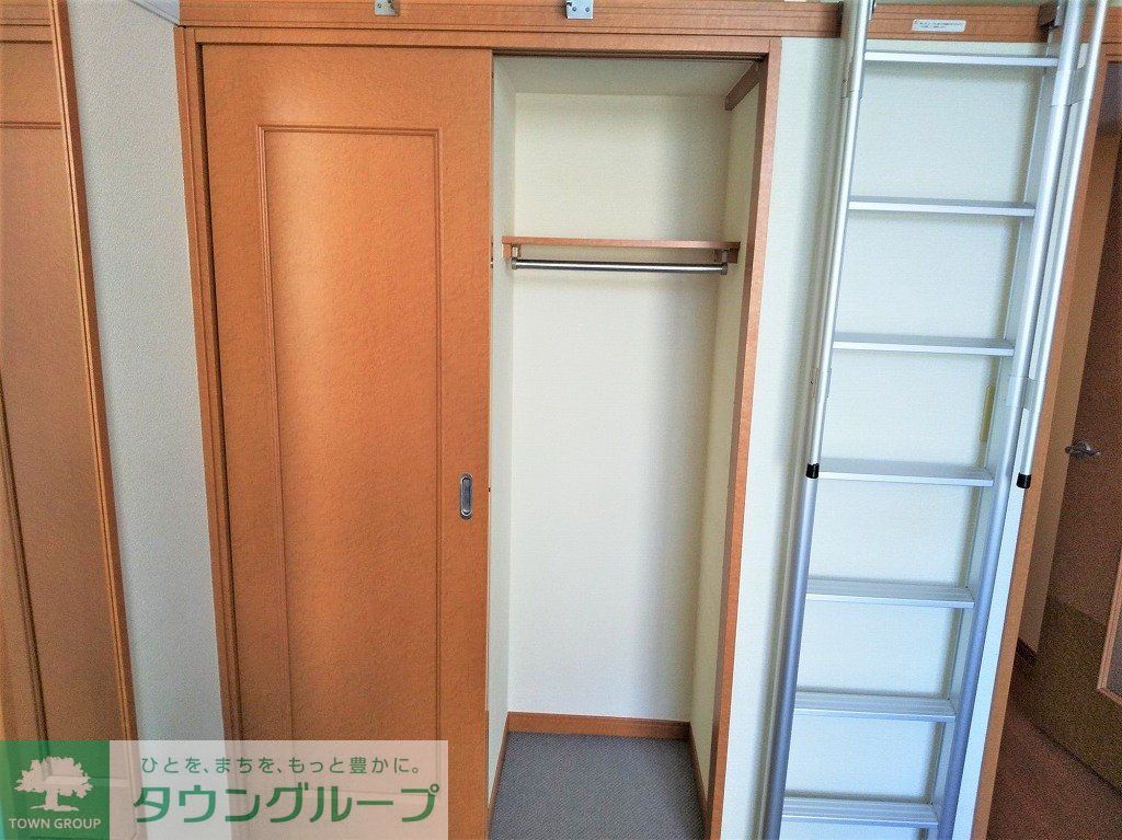 収納　扉側にも同様な収納スペースがあります