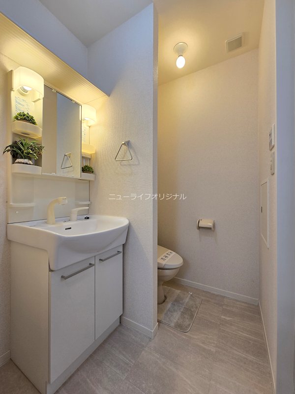 洗面設備　シャワーノズル付で身支度も、洗面台回りのお掃除もラクチン。