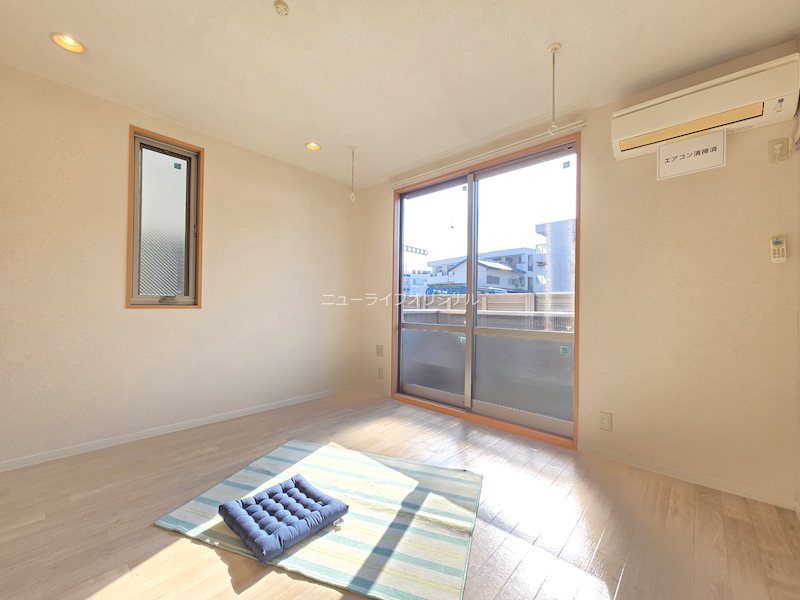 その他部屋・スペース　洋室は窓が2面あるので通風・日当たり良好です。