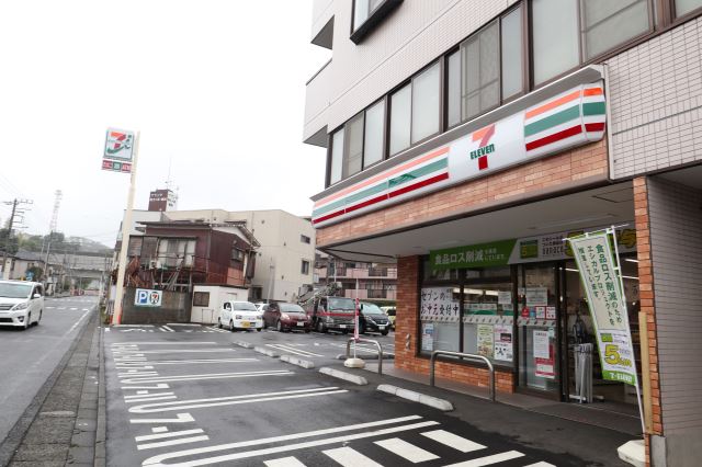 コンビニ　セブンイレブン（コンビニ）まで550m