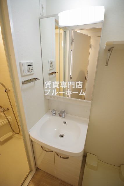洗面設備　鏡を開けて収納できる洗面台！