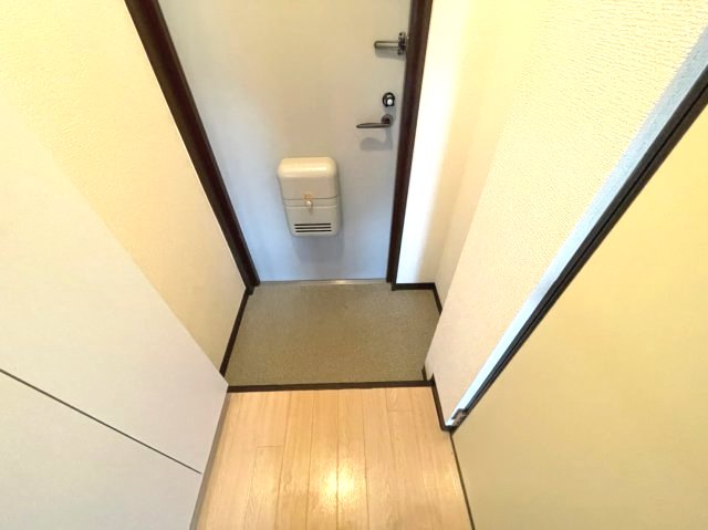 玄関　イメージとして同マンション他部屋を表示しています
