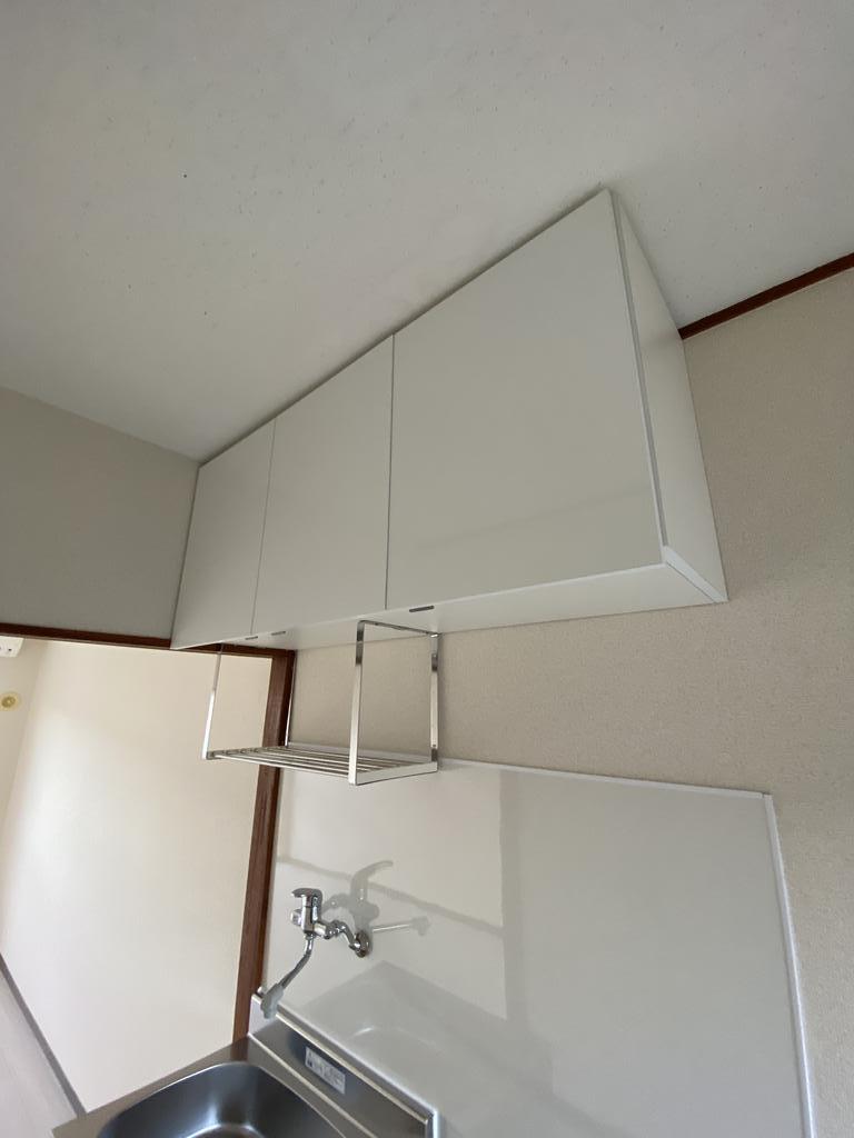 収納　キッチン吊戸棚