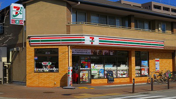 コンビニ　セブンイレブン（コンビニ）まで330m