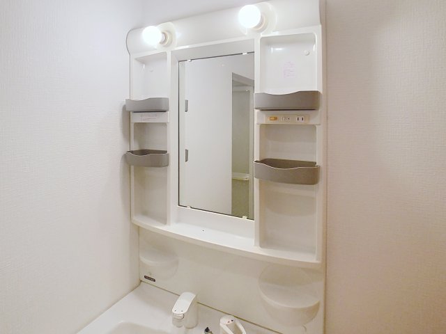 洗面設備　掲載写真は同一建物内の別間取りの部屋を掲載おります。実際のお