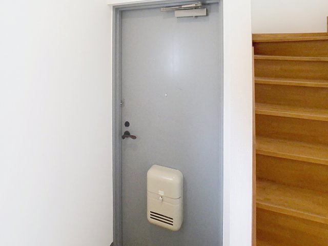玄関　掲載写真は同一建物内の別間取りの部屋を掲載おります。実際のお