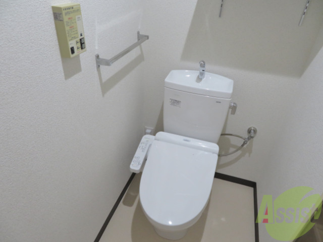 トイレ　ウォシュレット機能がついたトイレです。安心して使用できますね